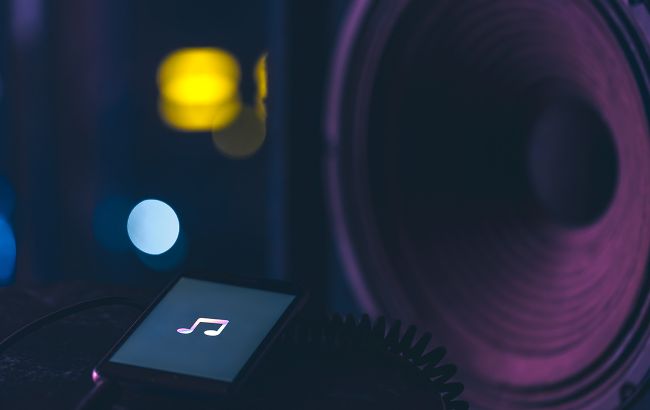 Шмыгаль ответил на предложение заблокировать песни на русском языке на стримингах: что известно