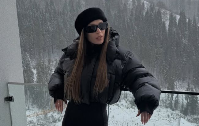 Олена Світлицька показала, як носити модні пуховики: білий і чорний варіанти
