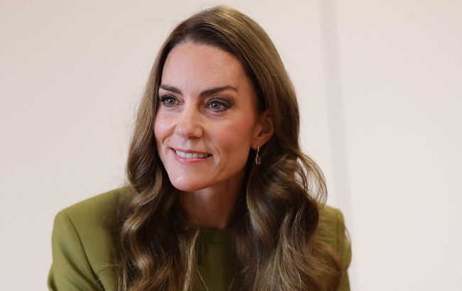 Оливковий - головний колір осені 2025: Кейт Міддлтон у костюмі від Victoria Beckham