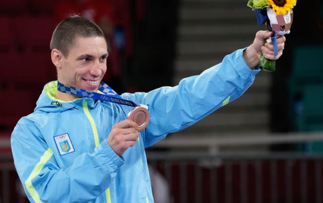 Неймовірний жест Японії: українцю повернули олімпійську медаль, яку він продав заради ЗСУ