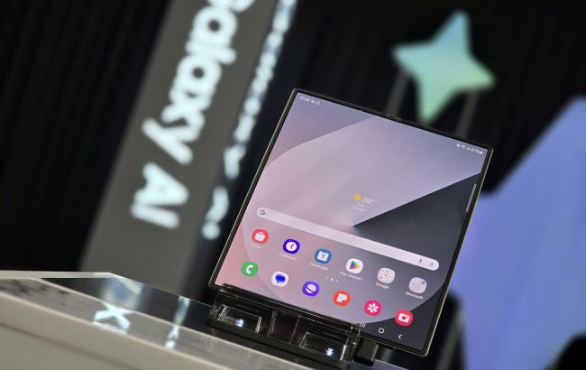 Samsung готує головне оновлення для Fold: екран стане майже без лінії згину