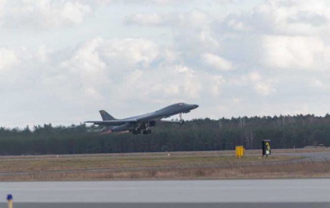 Стратегічний бомбардувальник США B-1B Lancer вперше приземлився в Польщі