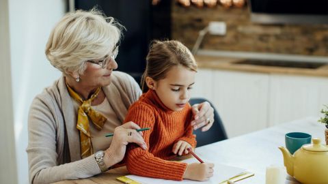 Свекровь вмешивается в воспитание внуков. Что делать и как избежать ссор?