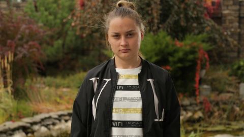 Зірка українського ТБ-шоу п'яною впала в калюжу: хлопці доливали горілку в сік