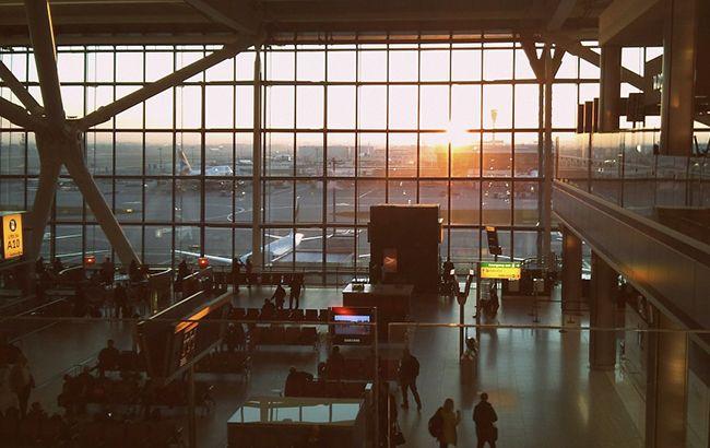 Пасажир рейсу, який летів у Лондон, намагався відкрити двері в польоті