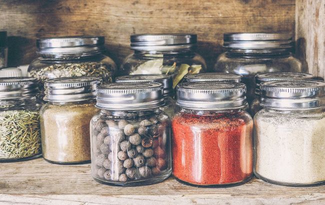 Специи могут потерять свои качества: как правильно и сколько их можно хранить