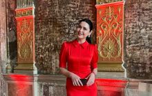 Людмила Барбір створила ефектний образ у червоній сукні: скільки коштує та як носити