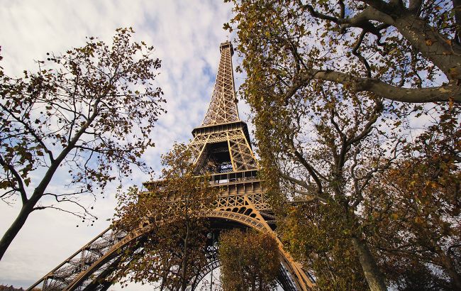 У Парижі повністю відкрили Ейфелеву вежу