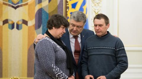 Порошенко посмертно нагородив дівчину-медика, яка загинула на Донбасі