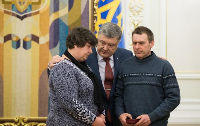 Порошенко посмертно нагородив дівчину-медика, яка загинула на Донбасі
