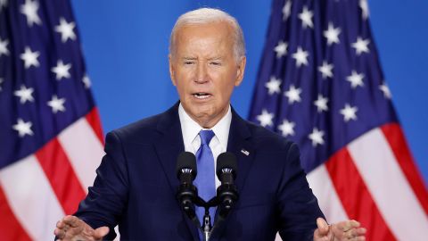 Байден хотів запросити Україну в НАТО, але передумав: Bloomberg назвало причину