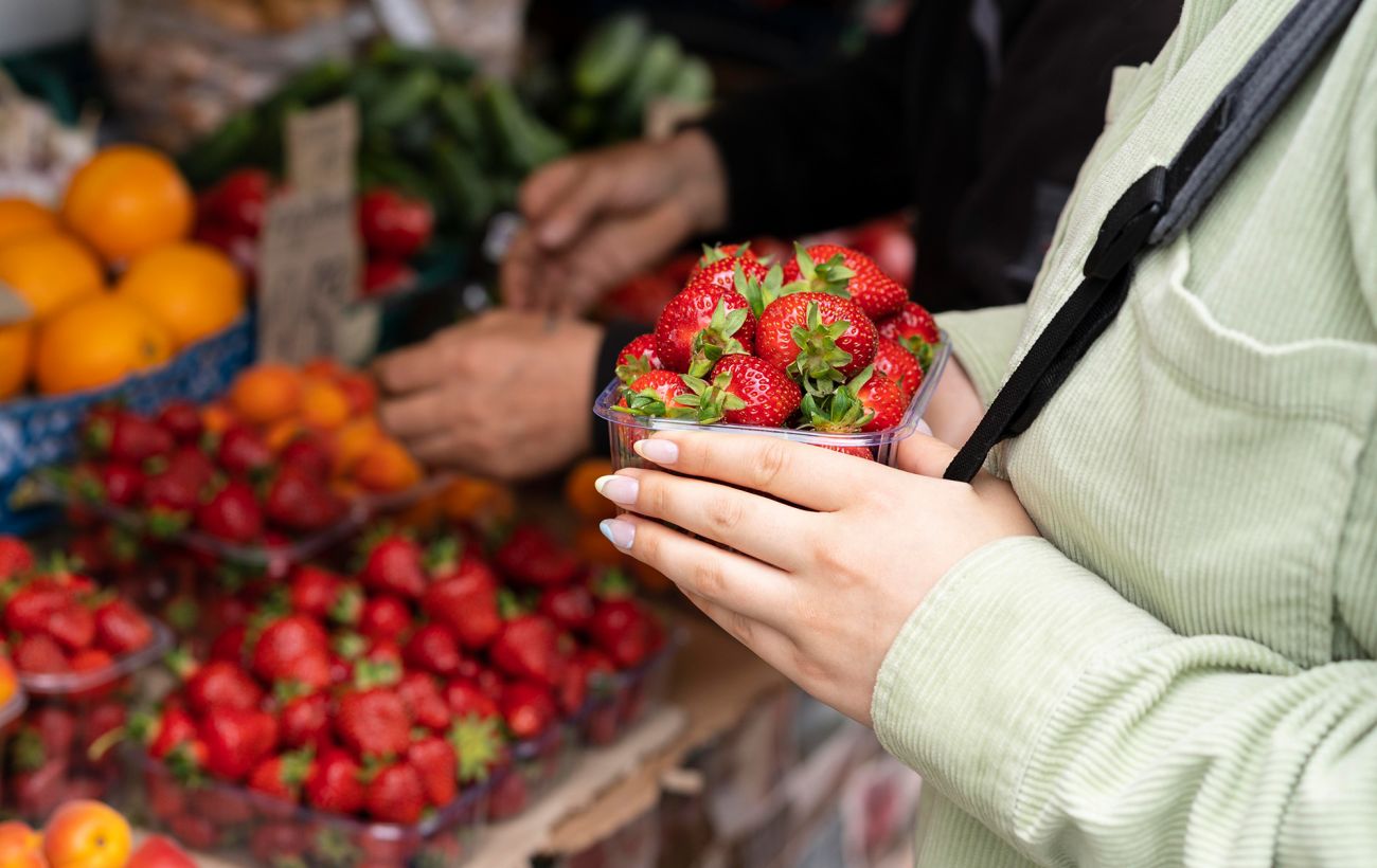 Звідки в Україну везуть першу полуницю і коли чекати обвалу цін