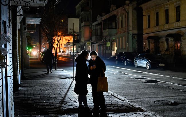 По одній та дві черги: стало відомо, як вимикатимуть світло 12 грудня