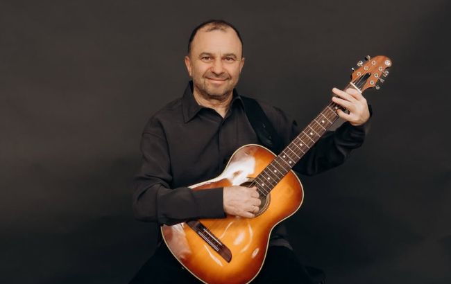 Виктор Павлик умилил архивным фото с сестрой: как певец выглядел в детстве