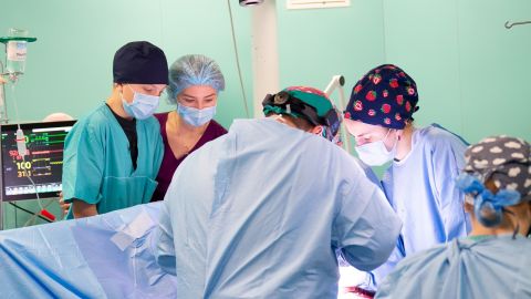 Мальчик с тяжелой болезнью принял участие в настоящей операции на сердце в Киеве (видео, фото)