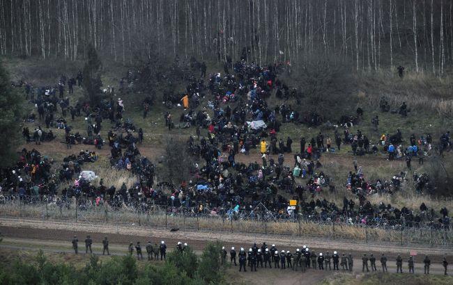 Поломанный забор и давка: мигранты вышли к белорусскому КПП на границе с Польшей