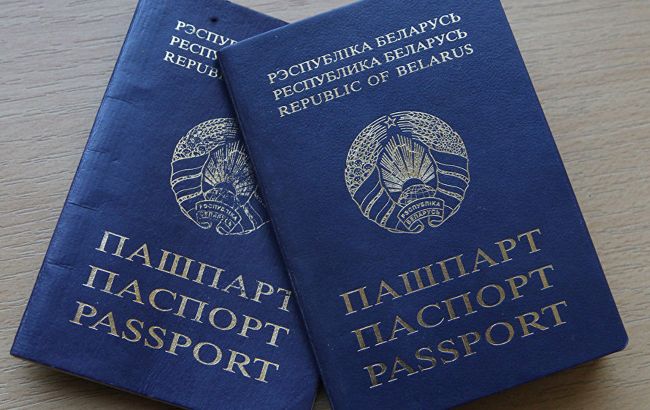 Лукашенко заборонив видавати паспорти білорусам за кордоном