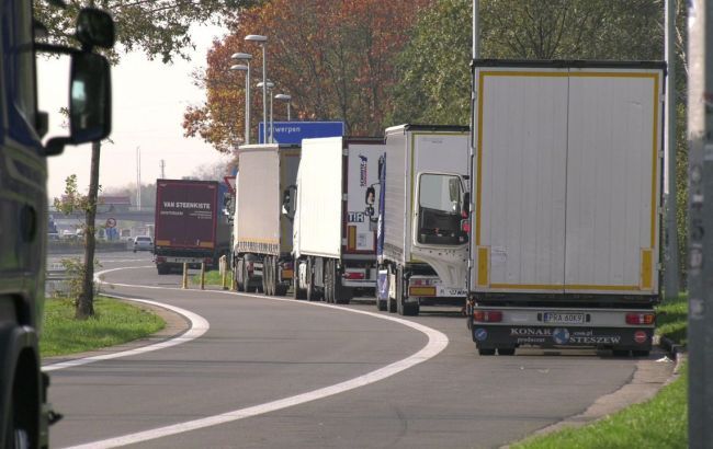 Во Франции обнаружили грузовик с 30 нелегалами