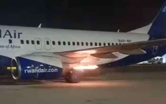 В аэропорту Тель-Авива у самолета Boeing 737 при взлете загорелся двигатель