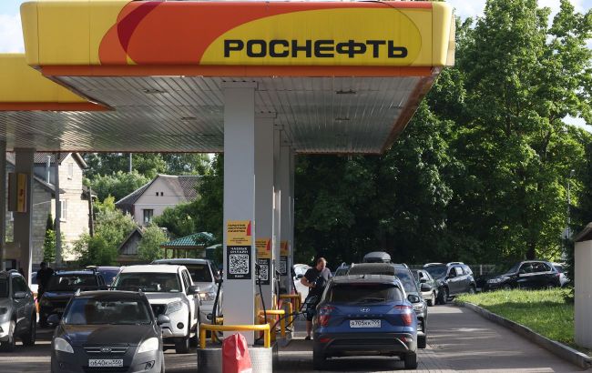 Удари по НПЗ нищать логістику в РФ: рейси скорочуються, а ціни стрімко зростають