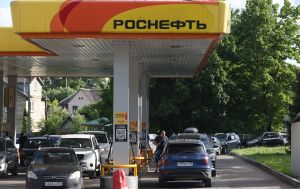 Росія почала імпортувати бензин з Індії через удари України по НПЗ, - Bloomberg