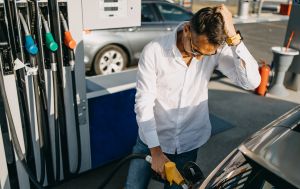 П'ять країн ЄС пропонують запровадити новий податок через стрибок цін на пальне