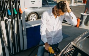 Тут платять понад 4 долари за літр бензину: в якому місті найдорожче пальне у світі