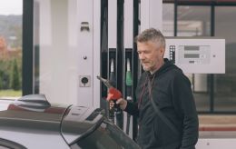 Прірва в 7 гривень на літрі: чому ціни на АЗС різняться і коли пальне почне дешевшати