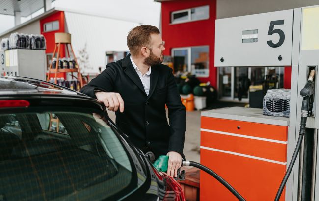 Світові ціни на пальне знову стрімко зростають: експерт пояснив чому