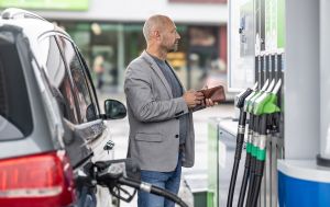 Дизель під 82, а газ - по 45: великі АЗС підняли ціни 13 березня