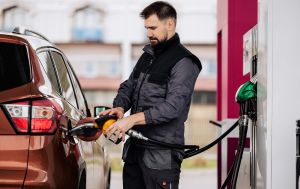 Пальне по 100 грн: на яких АЗС подорожчав бензин та дизель після вихідних