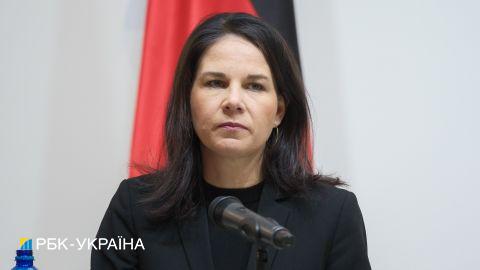 "Путин всегда ждал переходного периода в США". Бербок призвала усилить помощь Украине