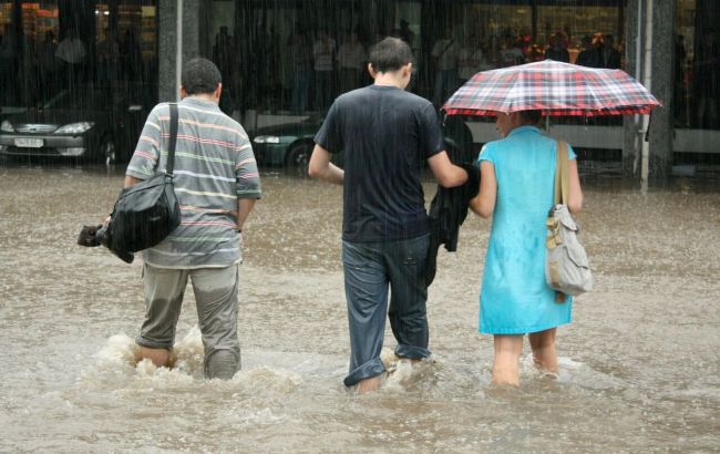 Грозові зливи, повені та шквали: синоптики попередили про різке погіршення погоди