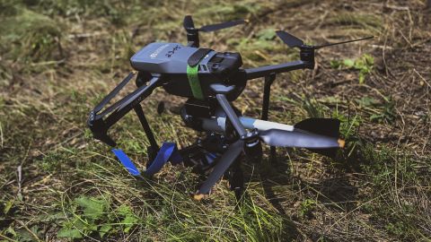 Супруги из Киева превратили свою квартиру в "фабрику дронов" (видео)