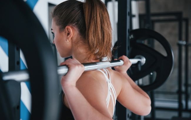 Тренер розказав, як треба брати гантелі в залі, щоб не "вбити" спину