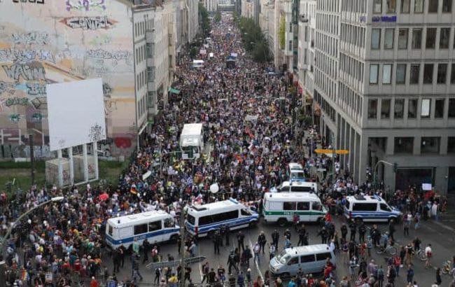 В Берлине устроили масштабный протест из-за карантина