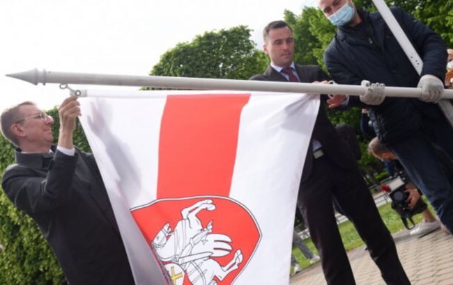 У Білорусі порушили справу на мера Риги і главу МЗС Латвії через заміну прапора