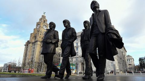 Памятник The Beatles в Ливерпуле одели в вышиванки: что произошло