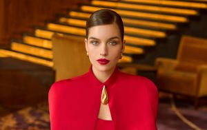 Червоний як символ 2026 року: колишня Комарова показала святкову сукню