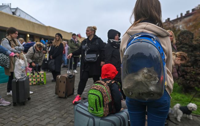 Остаются в отелях: Болгария не будет переселять украинских беженцев в базы отдыха