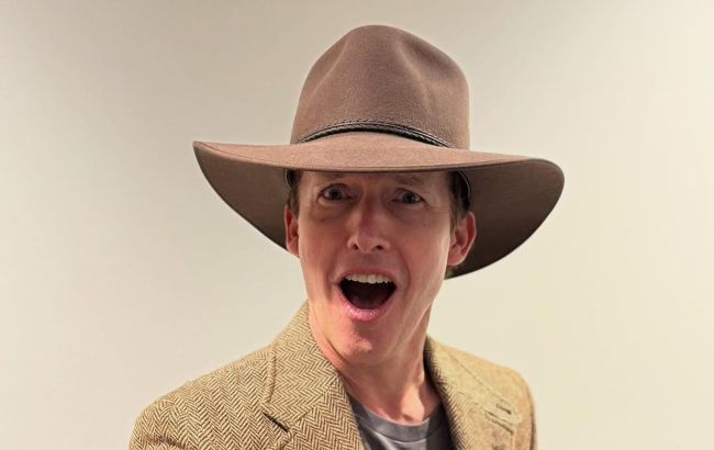 "Сними это барахло". Джеймс Блант возмутил появлением в шапке с символикой РФ (фото)