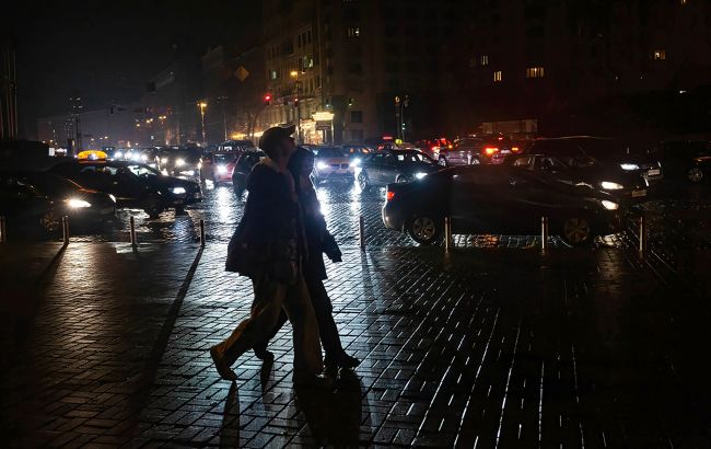 "Укренерго" запровадило екстрені відключення по всій Україні, пів Києва вже без світла