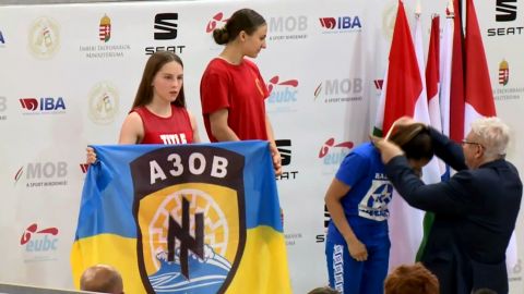 16-летняя украинка на турнире по боксу в Венгрии на пьедестале подняла флаг "Азова"