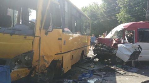 Під Києвом при зіткненні двох маршруток постраждали 26 людей