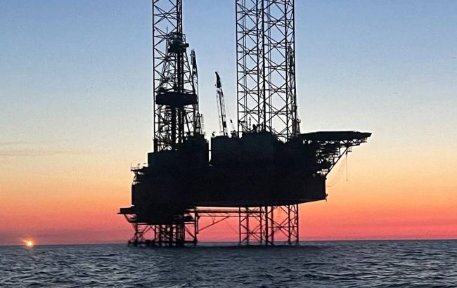 В Черном море горят "вышки Бойко": что известно о ситуации на трех платформах (фото)