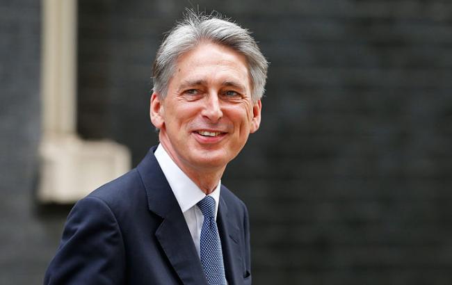 Глава МИД Британии: для отмены санкций РФ должна полностью выполнить минские обязательства