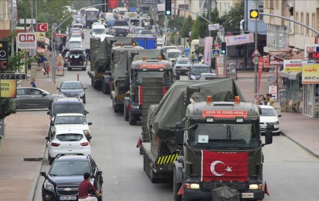 Турецкие военные стягивают тяжелое вооружение к сирийской границе