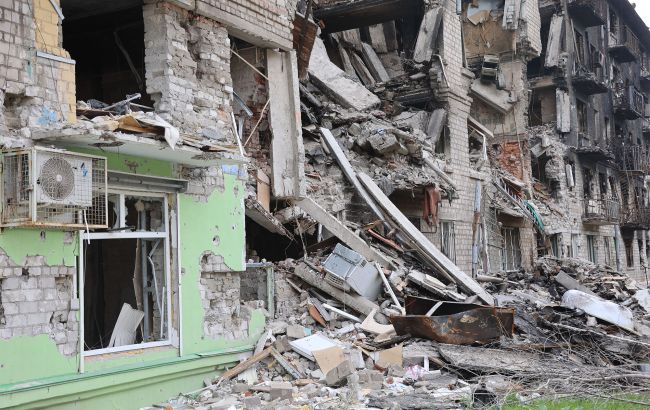 Советник мэра Мариуполя показал, как выглядит уничтоженный жилой квартал изнутри (видео)