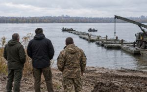Понтони в Києві замість мостів: чи допоможуть людям переправи та які проблеми ймовірні