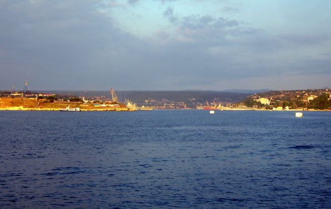 Военные РФ перекрыли вход в Севастопольскую бухту